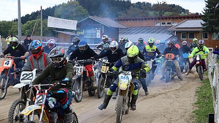 Laut hallten die Motoren, als der Startschuss zum dreistündigen Hauptrennen fiel.