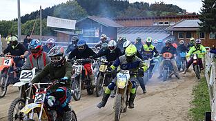 Laut hallten die Motoren, als der Startschuss zum dreistündigen Hauptrennen fiel.