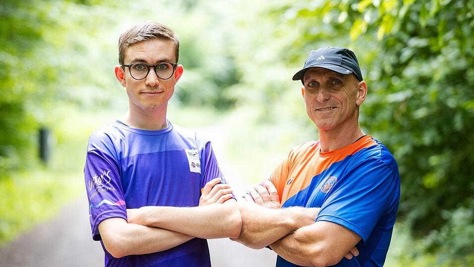 Fynn Thome (18, l.) und sein Vater Martin Thome trainieren gemeinsam in einem Wald bei Lebach für die Special Olympics Nationalen Spiele Saarland 2026. Fynn Thome (18, l.) und sein Vater Martin Thome trainieren gemeinsam in einem Wald bei Lebach für die Special Olympics Nationalen Spiele Saarland 2026.