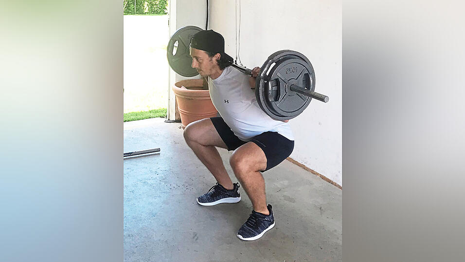 PUMPEN IN DER GARAGE: Sebastian Busch hat in der Corona-Krise aus der Not eine Tugend gemacht und das Krafttraining in Eigenregie forciert. Das soll für den 27-Jährigen freilich kein Dauerzustand werden. 'Ich freue mich, wenn's wieder losgeht mit Eishockey ', sagt er. PUMPEN IN DER GARAGE: Sebastian Busch hat in der Corona-Krise aus der Not eine Tugend gemacht und das Krafttraining in Eigenregie forciert. Das soll für den 27-Jährigen freilich kein Dauerzustand werden. 'Ich freue mich, wenn's wieder losgeht mit Eishockey ', sagt er.