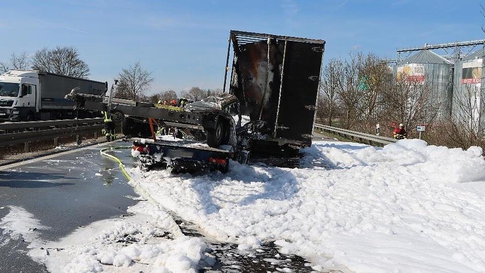 Bei dem Unfall auf der A3 fingen beide Fahrzeuge danach Feuer und mussten gelöscht werden. Bei dem Unfall auf der A3 fingen beide Fahrzeuge danach Feuer und mussten gelöscht werden.