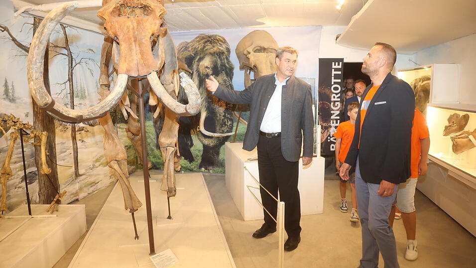 Markus Söder war begeistert von der Ausstellung des Urzeitmuseuums, der eine persönliche Führung vom Peter Kapustin erhielt. Markus Söder war begeistert von der Ausstellung des Urzeitmuseuums, der eine persönliche Führung vom Peter Kapustin erhielt.