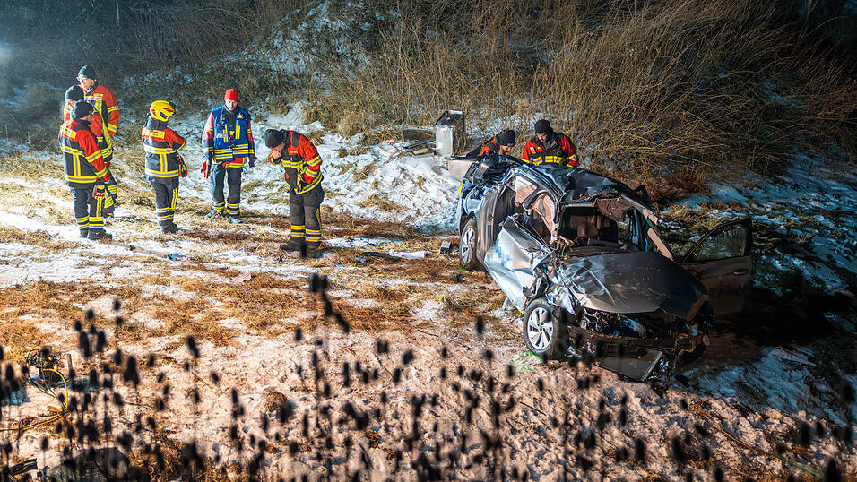 Das Auto kam von der Fahrbahn ab und &uuml;berschlug sich mehrfach.