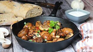 Die leckere Pfanne für zwischendurch oder auch als Hauptgang: Champignons mit Speck in Knoblauch-Soße.