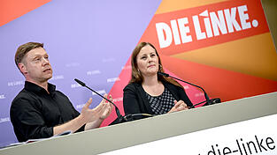 Die Vorsitzenden der Partei Die Linke, Martin Schirdewan und Janine Wissler, kündigen ihren Rückzug an, nachdem sie keine Rezepte gefunden haben, den fortschreitenden Untergang ihrer Partei aufzuhalten. Die Vorsitzenden der Partei Die Linke, Martin Schirdewan und Janine Wissler, kündigen ihren Rückzug an, nachdem sie keine Rezepte gefunden haben, den fortschreitenden Untergang ihrer Partei aufzuhalten.