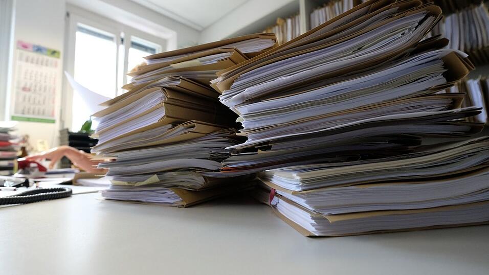 Formulare, Ordner, Stempel - wer ein Haus bauen, ein Unternehmen gr&uuml;nden oder eine Steuerr&uuml;ckzahlung erhalten will, muss sich oft durch z&auml;he Prozesse hindurchqu&auml;len. (Symbolbild)