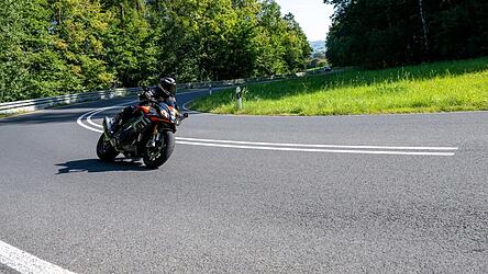 Motorradfahren ist ein beliebtes Hobby. Doch aus Spa&szlig; kann schnell Ernst werden, wie das aktuelle Urteil des Amtsgerichts Kelheim zeigt.