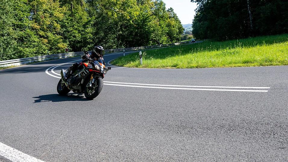 Motorradfahren ist ein beliebtes Hobby. Doch aus Spaß kann schnell Ernst werden, wie das aktuelle Urteil des Amtsgerichts Kelheim zeigt. Motorradfahren ist ein beliebtes Hobby. Doch aus Spaß kann schnell Ernst werden, wie das aktuelle Urteil des Amtsgerichts Kelheim zeigt.
