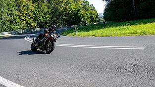 Motorradfahren ist ein beliebtes Hobby. Doch aus Spaß kann schnell Ernst werden, wie das aktuelle Urteil des Amtsgerichts Kelheim zeigt. Motorradfahren ist ein beliebtes Hobby. Doch aus Spaß kann schnell Ernst werden, wie das aktuelle Urteil des Amtsgerichts Kelheim zeigt.