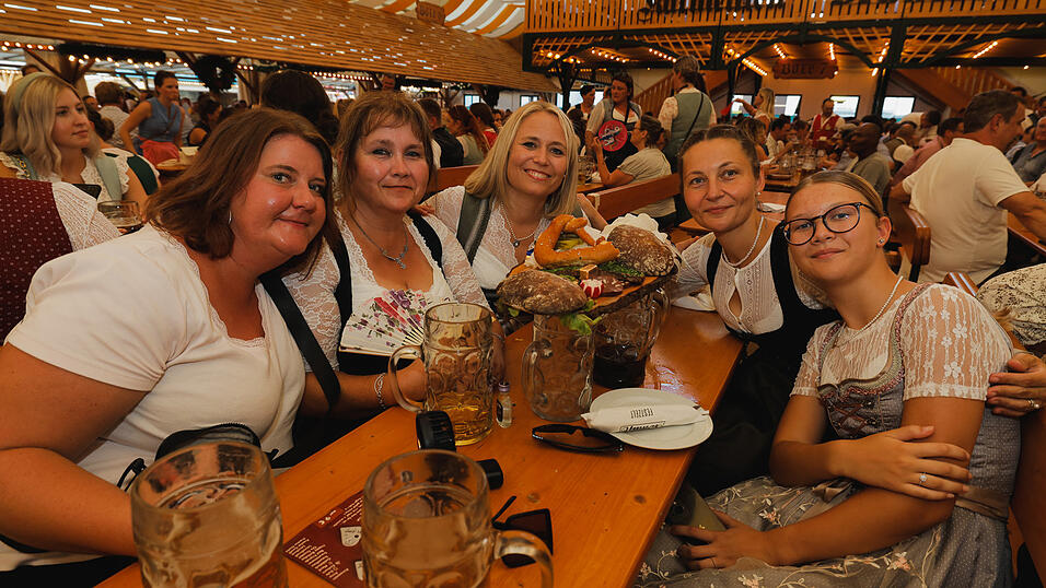Die Partybilder vom Dienstag, 13. August 2024, aus dem Festzelt Nothaft. Die Partybilder vom Dienstag, 13. August 2024, aus dem Festzelt Nothaft.