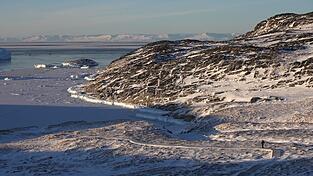 Grönland ist ein Land voller Eis und Schnee. Unter der Erdoberfläche lagern jedoch immense Rohstoffvorkommen. Grönland ist ein Land voller Eis und Schnee. Unter der Erdoberfläche lagern jedoch immense Rohstoffvorkommen.