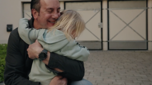 Ein Einblick in den Film 'Everything's Kosher': Adam Fried mit seiner kleinen Tochter ...