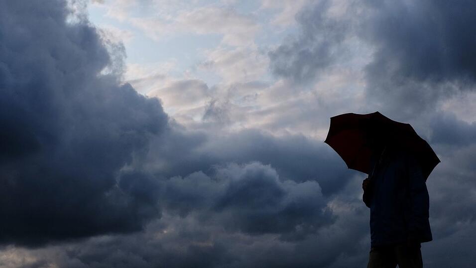 In den kommenden Tagen sollte man noch einen Regenschirm parat haben. (Symbolbild)