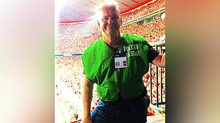 Felix Leibrock im Einsatz als Polizeiseelsorger bei einem Bayern-Spiel in der Münchner Arena. Felix Leibrock im Einsatz als Polizeiseelsorger bei einem Bayern-Spiel in der Münchner Arena.