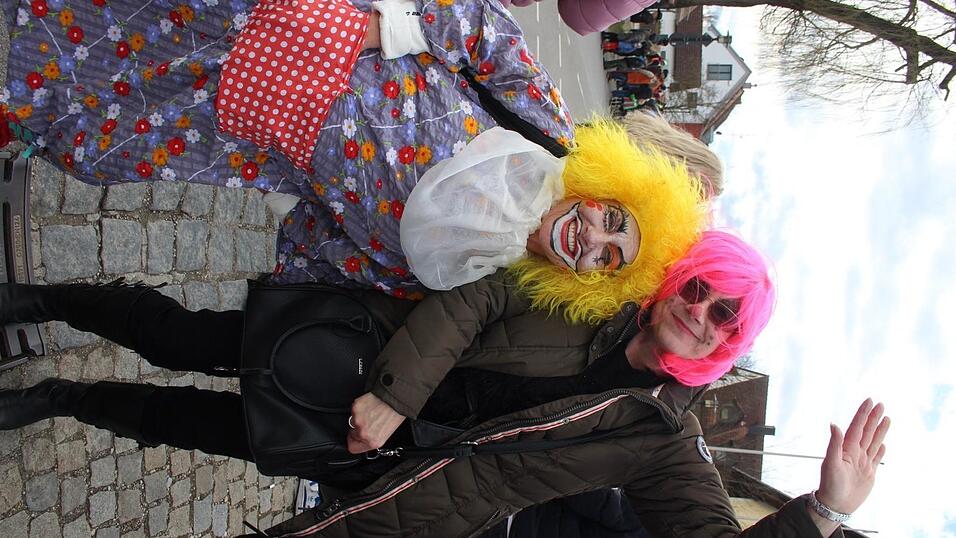 Viele Faschings-Fans haben sich am Samstag den Umzug in Langenbach angesehen. Viele Faschings-Fans haben sich am Samstag den Umzug in Langenbach angesehen.