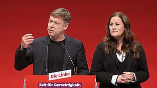 Martin Schirdewan und Janine Wissler führen die Linkspartei - noch. Die Parteispitze gilt selbst als angeschlagen. Trotzdem sind Personalveränderungen vorerst nicht geplant. Martin Schirdewan und Janine Wissler führen die Linkspartei - noch. Die Parteispitze gilt selbst als angeschlagen. Trotzdem sind Personalveränderungen vorerst nicht geplant.