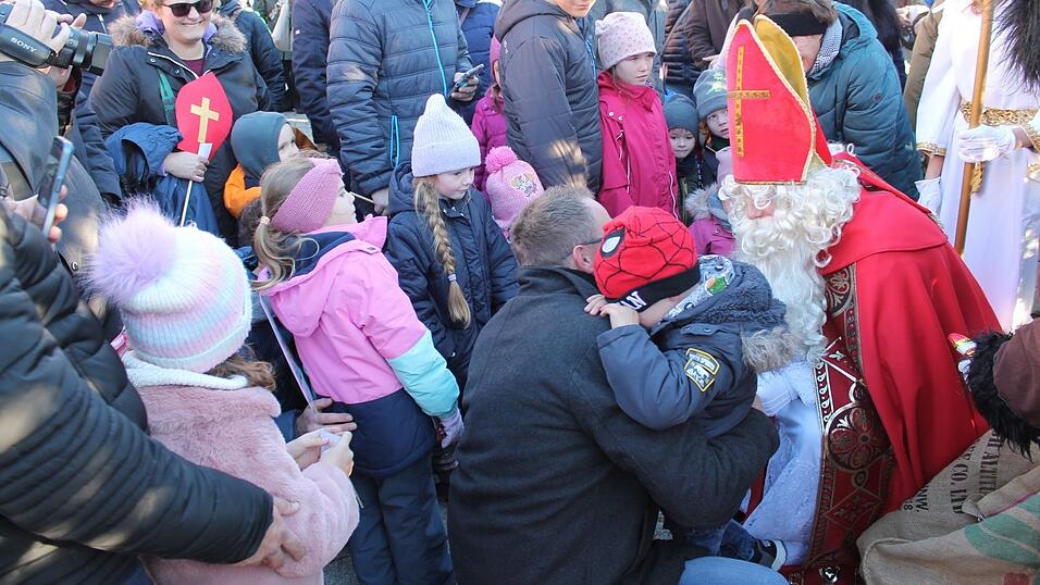 Der Nikolaus war bei den Kleinkindern sehr gefragt.