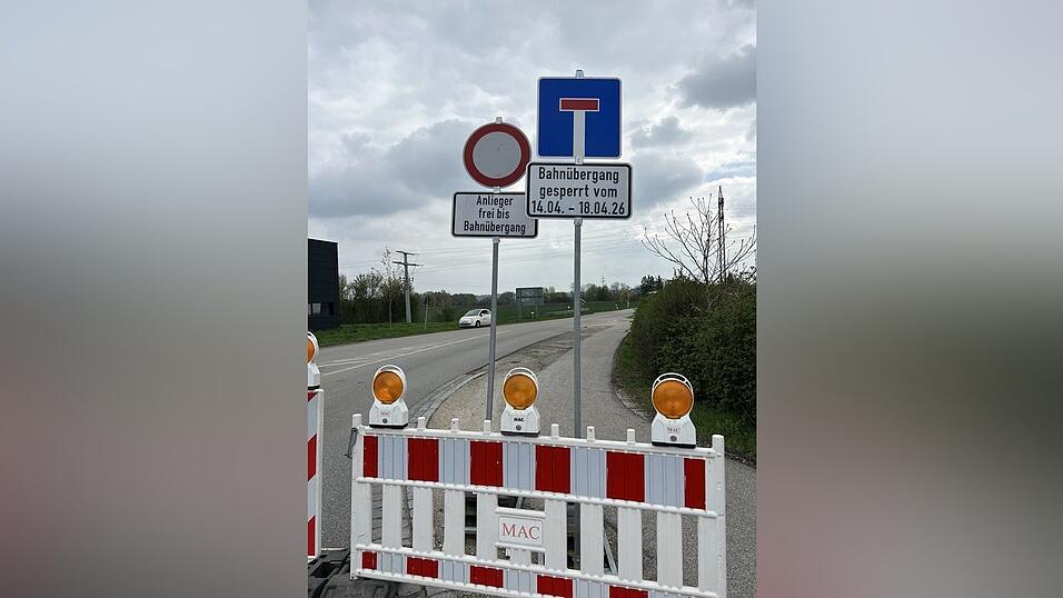 Der Bahnübergang war zum Zeitpunkt des Unfalls gesperrt. Der Bahnübergang war zum Zeitpunkt des Unfalls gesperrt.