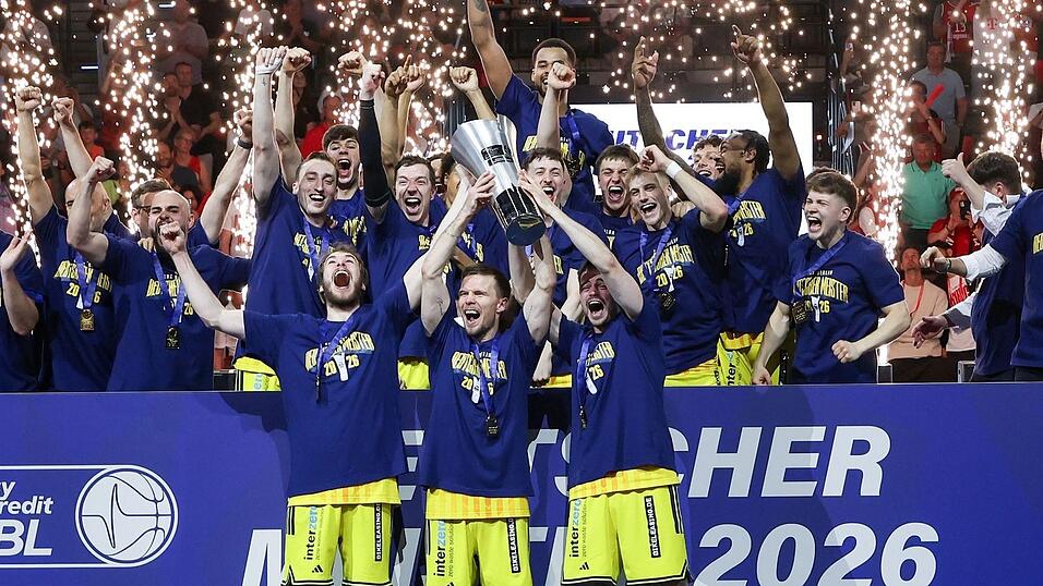 Malte Delow, Martin Hermannsson und Jonas Mattissek halten den Pokal in die Höhe. Malte Delow, Martin Hermannsson und Jonas Mattissek halten den Pokal in die Höhe.