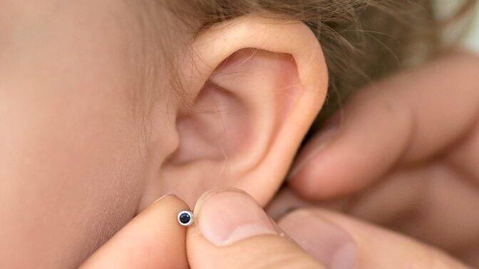 Er sieht harmlos aus, zählt dennoch als Körperverletzung: der Ohrstecker bei Kindern. Er sieht harmlos aus, zählt dennoch als Körperverletzung: der Ohrstecker bei Kindern.
