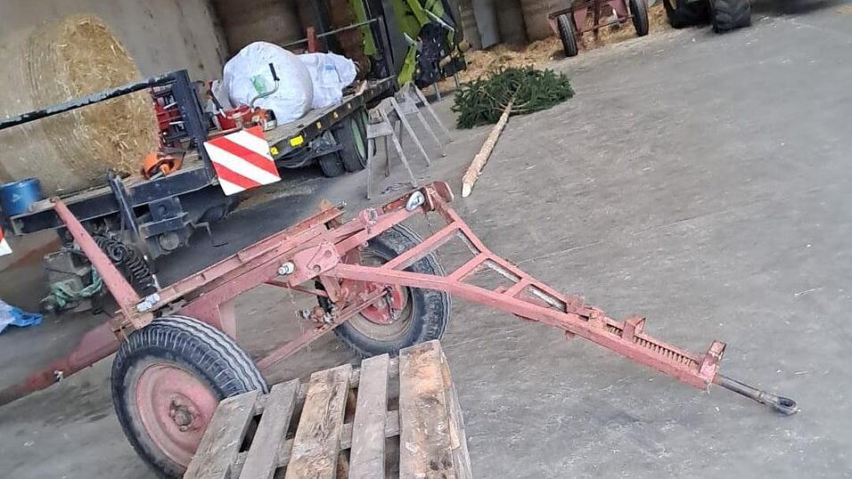 Da sollte er normalerweise liegen, der Gleißenberger Maibaum. Die 'Burgstalla' staunten am Dienstagmorgen nicht schlecht, als der Transportwagen plötzlich leer war. Die Willmeringer Burschen hatten wieder zugeschlagen.