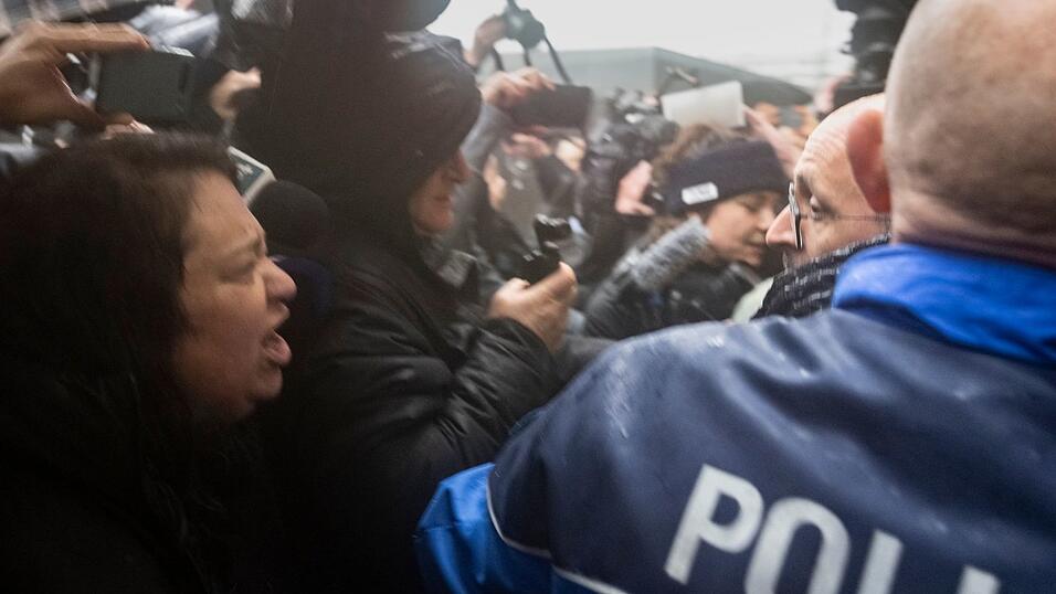 Angehörige konfrontieren Barbesitzer Moretti mit Wut und Trauer. (Archivbild) Angehörige konfrontieren Barbesitzer Moretti mit Wut und Trauer. (Archivbild)