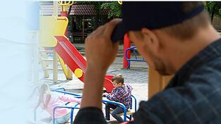 Der Mann auf der Parkbank fällt den Eltern am Spielplatz auf. Er verhält sich merkwürdig. (Symbolbild) Der Mann auf der Parkbank fällt den Eltern am Spielplatz auf. Er verhält sich merkwürdig. (Symbolbild)