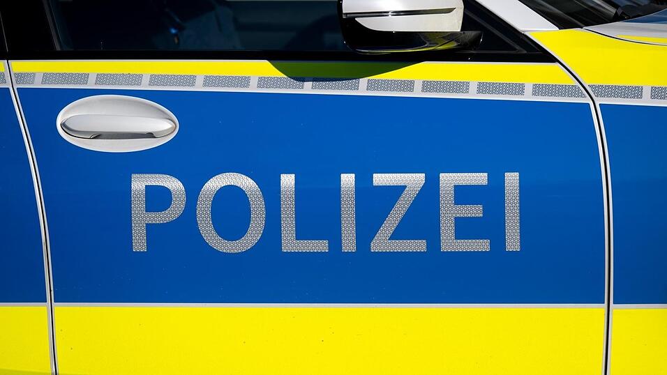 Die Polizei ermittelt gegen einen 28-J&auml;hrigen, der seinen Arbeitgeber um eine enorme Summe geprellt haben soll.
