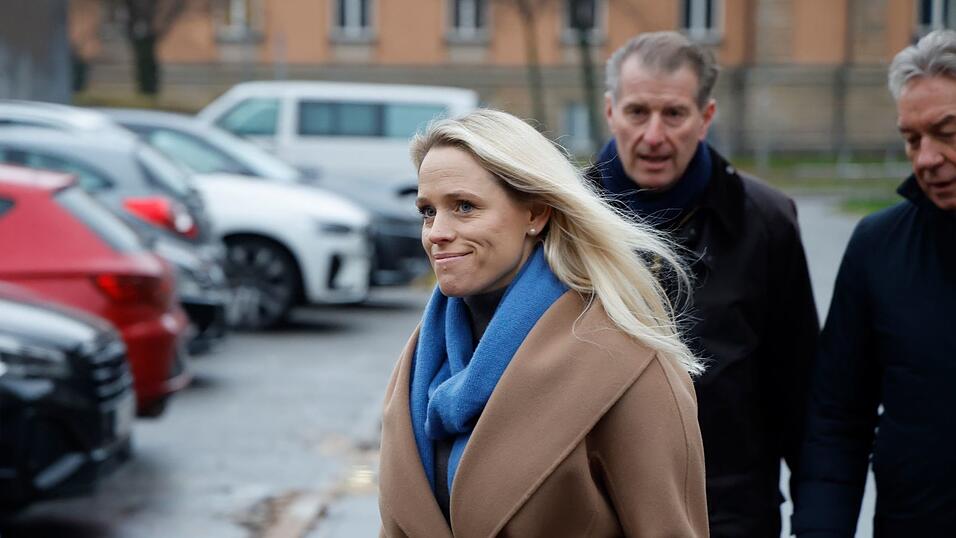 Stephan Hensel (hinten), Ex-Ehemann und Vater der Kinder von C. Block, und seine Frau Astrid Have kommen mit Gerd Uecker (r), Familienanwalt von S. Hensel, zur Fortsetzung des Prozesses. Stephan Hensel (hinten), Ex-Ehemann und Vater der Kinder von C. Block, und seine Frau Astrid Have kommen mit Gerd Uecker (r), Familienanwalt von S. Hensel, zur Fortsetzung des Prozesses.