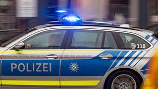 Die Polizisten l&ouml;sten die Streit auf der Fahrbahn auf. (Symbolbild)