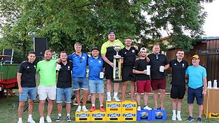 Die Sieger des 5. Cornhole-Turniers mit Schirmherrn Markus Kreitinger (Zweiter von links) und dem Schiedsgericht sowie Richard Dietl (rechts). Die Sieger des 5. Cornhole-Turniers mit Schirmherrn Markus Kreitinger (Zweiter von links) und dem Schiedsgericht sowie Richard Dietl (rechts).