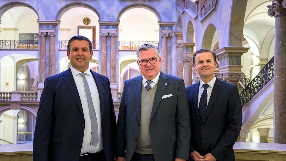 Bayerns Justizminister Josef Schmid (M) stellte David Beck (l) als Nachfolger von Andreas Franck vor.