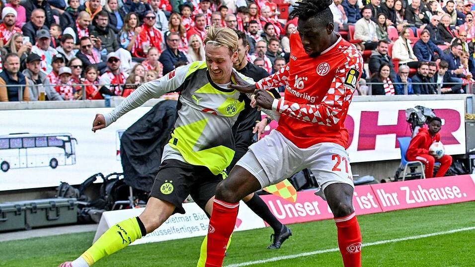 Dortmunds Julian Brandt (l) legte beide Treffer in der ersten Hälfte auf.