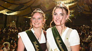 Das neue Hallertauer Zweigestirn, Hopfenkönigin Luisa Deuter (rechts) und Vize Claudia Neumaier. Das neue Hallertauer Zweigestirn, Hopfenkönigin Luisa Deuter (rechts) und Vize Claudia Neumaier.