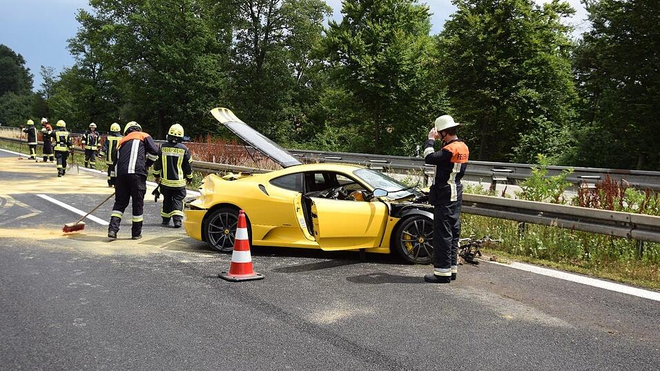 Auf der A93 bei Aiglsbach ist am Freitagmittag ein Ferrari in eine Leitplanke gekracht.