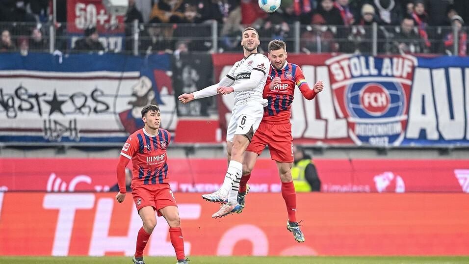Ob in der Luft oder auf dem Rasen: Heidenheim und St. Pauli lieferten sich ein umkämpftes Duell.