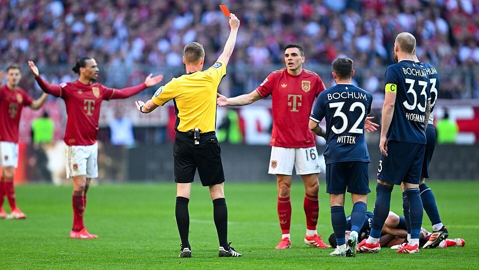 Der Wendepunkt: João Palhinha (M) sieht Rot nach einem groben Foulspiel. Der Wendepunkt: João Palhinha (M) sieht Rot nach einem groben Foulspiel.