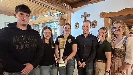 Der Jugend-Wanderpokal ging an die Einödschützen Warzenried. Hier im Bild zusammen mit Bürgermeister Florian Adam, Tanja Hammon und Sylvia Hammon