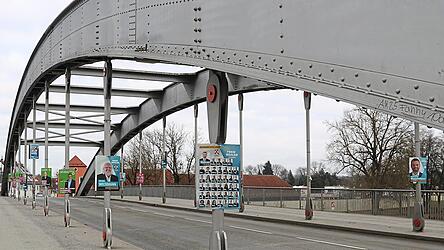 An jedem Pfeiler mindestens ein Plakat: Die Schlossbr&uuml;cke ist begehrt. Wer hier allmorgendlich im Stau steht, hat also einiges zu lesen.