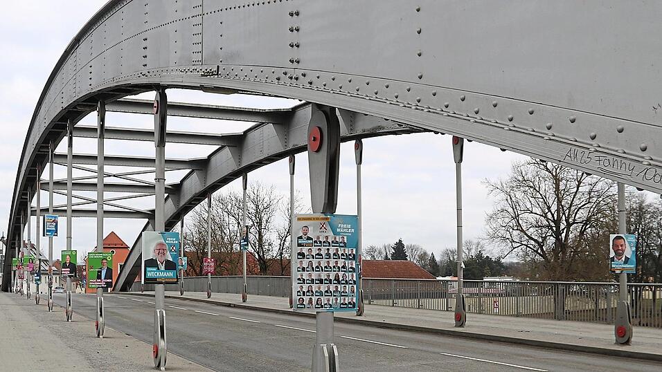 An jedem Pfeiler mindestens ein Plakat: Die Schlossbr&uuml;cke ist begehrt. Wer hier allmorgendlich im Stau steht, hat also einiges zu lesen.
