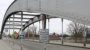 An jedem Pfeiler mindestens ein Plakat: Die Schlossbr&uuml;cke ist begehrt. Wer hier allmorgendlich im Stau steht, hat also einiges zu lesen.