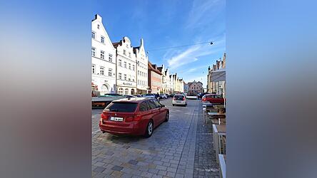Autos fahren am Montagmorgen durch die Neustadt - vorne wird ausgeladen, überall wird geparkt. Auch Radler nutzen den Straßenzug. Autos fahren am Montagmorgen durch die Neustadt - vorne wird ausgeladen, überall wird geparkt. Auch Radler nutzen den Straßenzug.