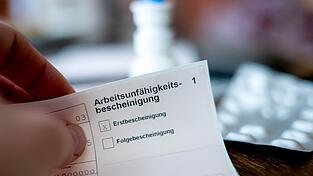 Um eine Arbeitsunfähigkeitsbescheinigung zu bekommen, muss der Patient künftig ab dem ersten Tag zum Arzt. Um eine Arbeitsunfähigkeitsbescheinigung zu bekommen, muss der Patient künftig ab dem ersten Tag zum Arzt.