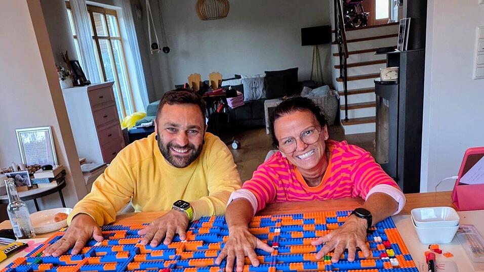 In kleinen Schritten zum großen Ziel: Gretas Nachbarin Manuela Seisenberger und Aktions-Organisator Max Großberger freuen sich über das Stück-für-Stück-Wachstum der Tragkonstruktion. In kleinen Schritten zum großen Ziel: Gretas Nachbarin Manuela Seisenberger und Aktions-Organisator Max Großberger freuen sich über das Stück-für-Stück-Wachstum der Tragkonstruktion.