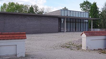 Im Trauerhaus auf dem Vilsbiburger Friedhof hat es vor drei Wochen gebrannt. Noch sind die Aufräumarbeiten nicht beendet. Bei allem Ärger überbringt Stadtpfarrer Peter König auch eine gute Nachricht: Die Feuchtigkeit im Gebäude ist verschwunden. Das Dach ist wieder dicht. Im Trauerhaus auf dem Vilsbiburger Friedhof hat es vor drei Wochen gebrannt. Noch sind die Aufräumarbeiten nicht beendet. Bei allem Ärger überbringt Stadtpfarrer Peter König auch eine gute Nachricht: Die Feuchtigkeit im Gebäude ist verschwunden. Das Dach ist wieder dicht.