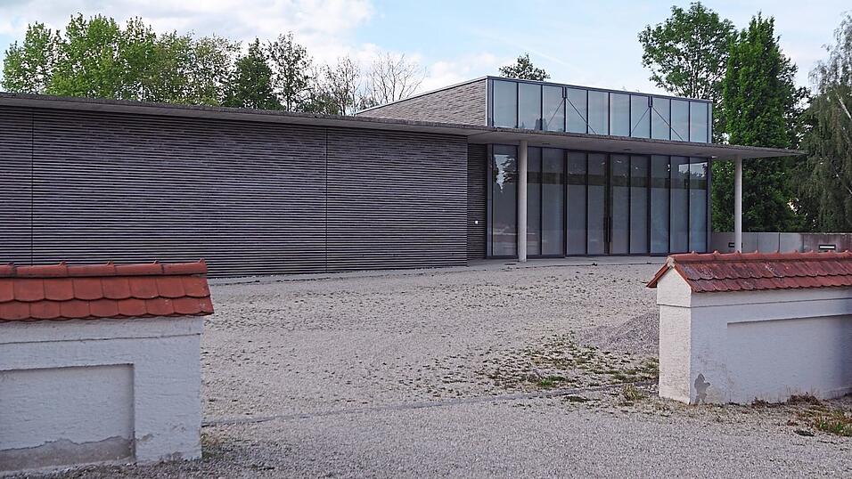 Im Trauerhaus auf dem Vilsbiburger Friedhof hat es vor drei Wochen gebrannt. Noch sind die Aufr&auml;umarbeiten nicht beendet. Bei allem &Auml;rger &uuml;berbringt Stadtpfarrer Peter K&ouml;nig auch eine gute Nachricht: Die Feuchtigkeit im Geb&auml;ude ist verschwunden. Das Dach ist wieder dicht.