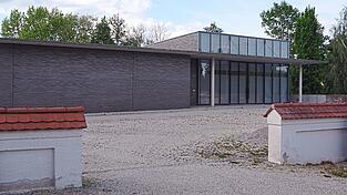 Im Trauerhaus auf dem Vilsbiburger Friedhof hat es vor drei Wochen gebrannt. Noch sind die Aufr&auml;umarbeiten nicht beendet. Bei allem &Auml;rger &uuml;berbringt Stadtpfarrer Peter K&ouml;nig auch eine gute Nachricht: Die Feuchtigkeit im Geb&auml;ude ist verschwunden. Das Dach ist wieder dicht.