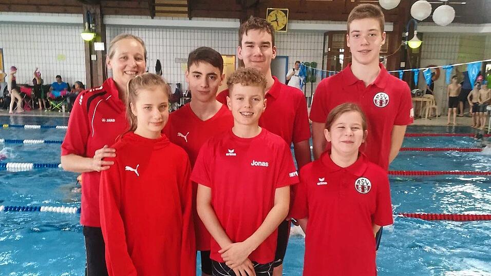 Bei den Mehrkampfmeisterschaften glänzten die Chamer Schwimmer mit hervorragenden Resultaten. Bei den Mehrkampfmeisterschaften glänzten die Chamer Schwimmer mit hervorragenden Resultaten.