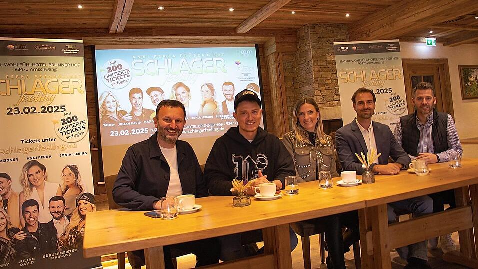 Die Musiker um Organisatorin Anni Perka (Mitte) und Hausherr Andreas Brunner (rechts) freuen sich aufs erste Schlagerfeeling im Februar 2025.