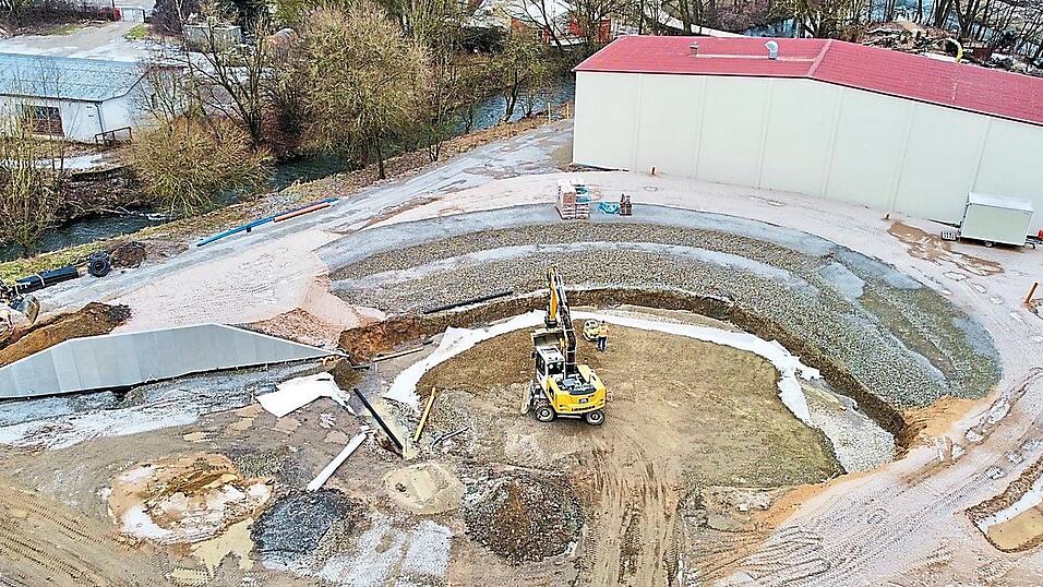 Neben dem Brücken-Loop ist die Park-Arena auf der Festwiese das letzte große Bauprojekt der Gartenschau. Derzeit werden von der Baufirma Rädlinger die Fundamente für die Holzkuppel, die im März errichtet werden soll, erstellt. Neben dem Brücken-Loop ist die Park-Arena auf der Festwiese das letzte große Bauprojekt der Gartenschau. Derzeit werden von der Baufirma Rädlinger die Fundamente für die Holzkuppel, die im März errichtet werden soll, erstellt.